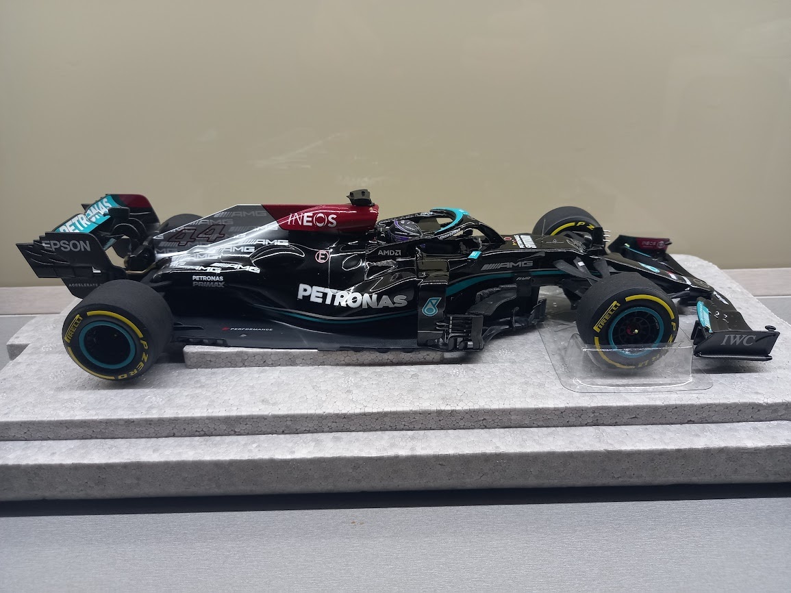 F1 MERCEDES W12 HAMILTON VÍTĚZ BAHRAINU 2021 MINICHAMPS 1:18 - 6