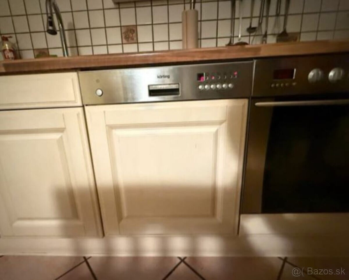 Krémová venkovská kuchyně s vestavěnými spotřebiči,5654 - 6