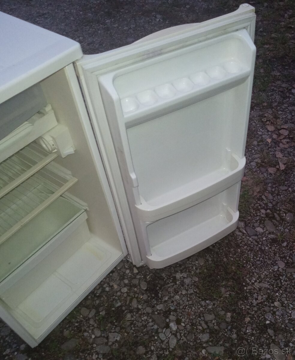 Predám plnefunkčná chladnička s malou mrazničkou WHIRLPOOL - 6