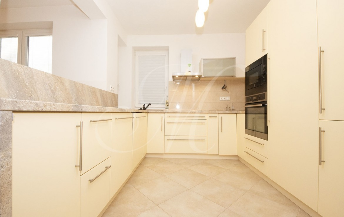 Prenájom 4 izbového bytu - 6