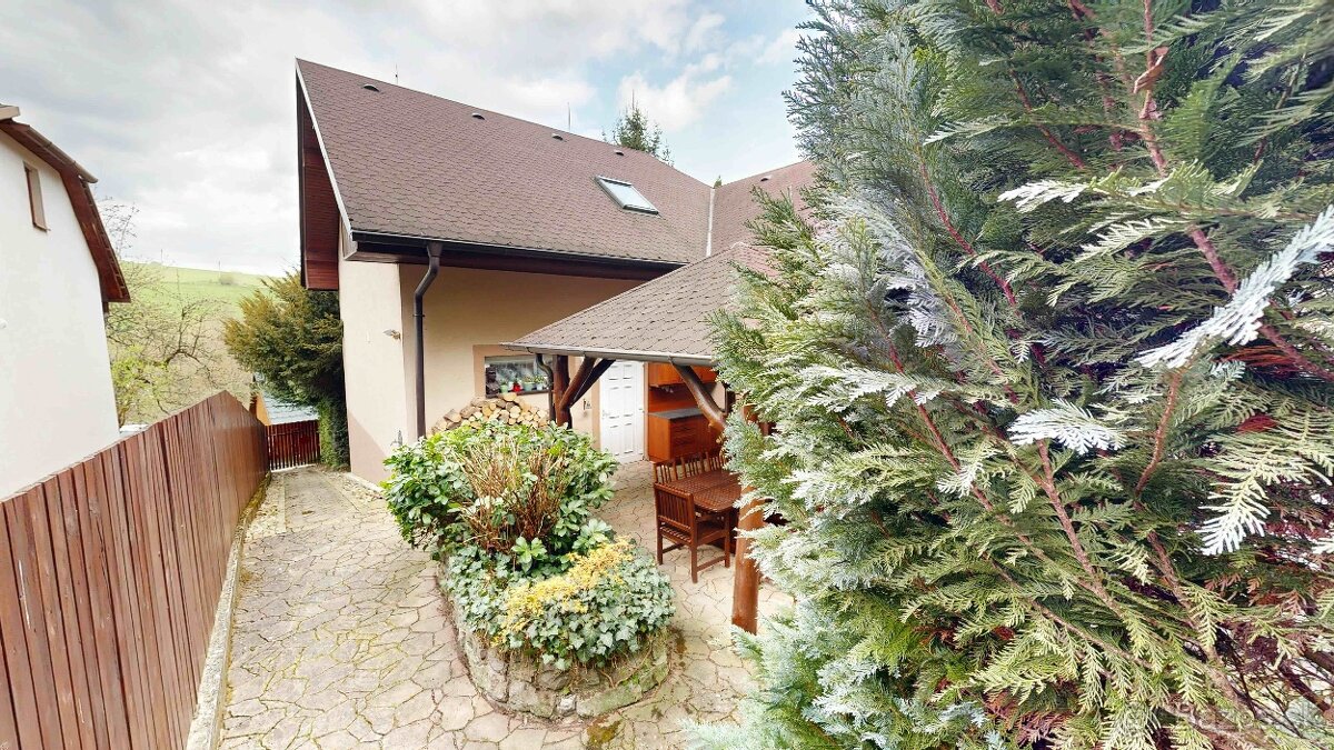 Chalupa po úspešnom režiserovi v obci Stará Turá-časť Paparď - 6