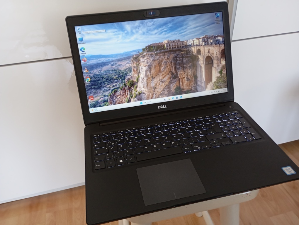 predám Dell Latitude 3500 , Intel core i5 , 8gb ram , ssd - 6