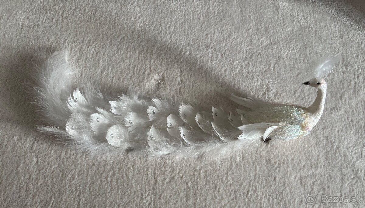 Luxusný dekoračný páv – biely s pierkami a kryštálikmi (na k - 6