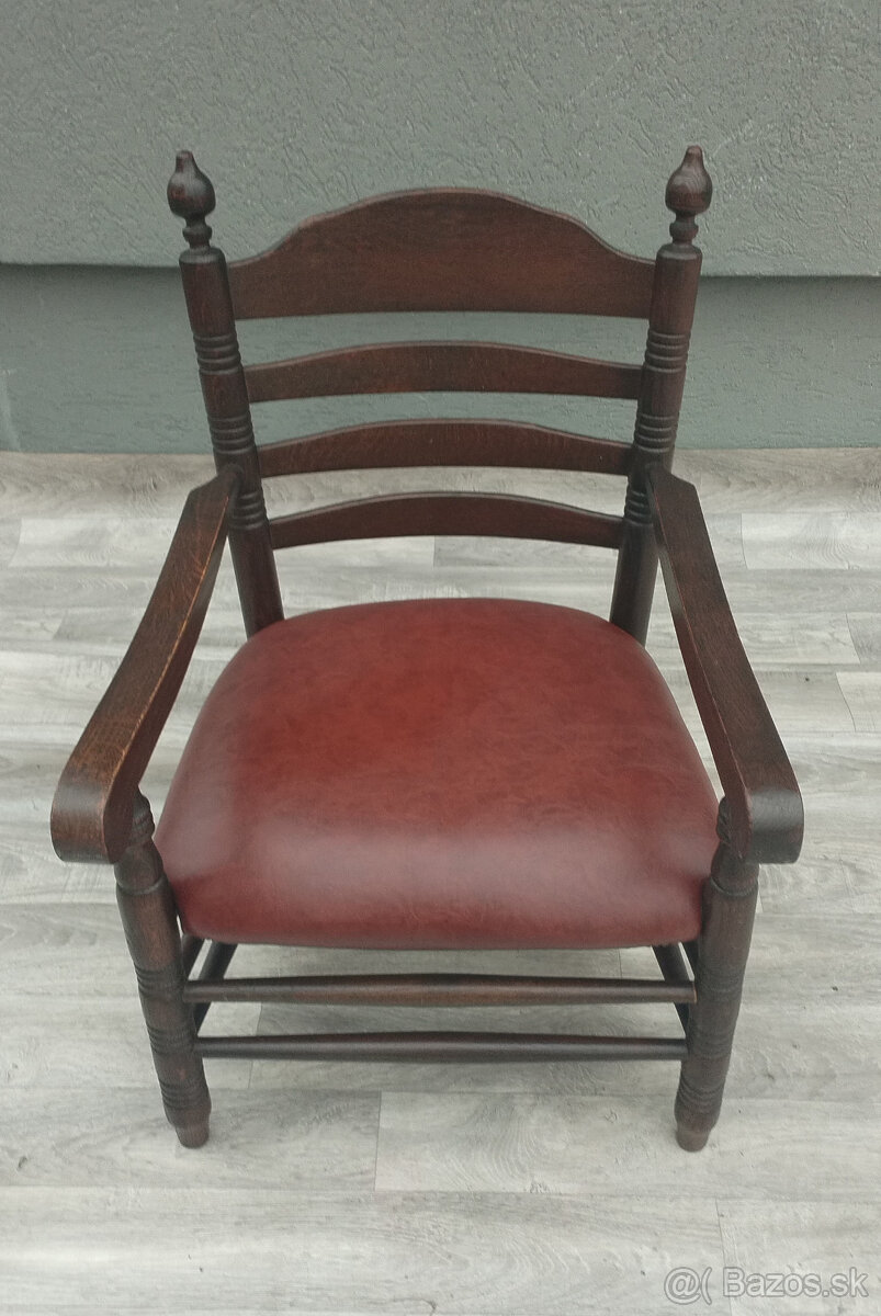 Set nízkych stoličiek s rebríkovým operadlom. - 6