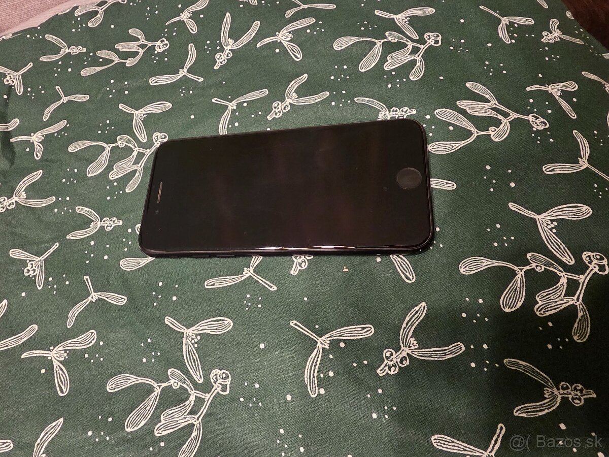 Iphone se 2020 volny v dobrom stave plne funkčný má znaky po - 6
