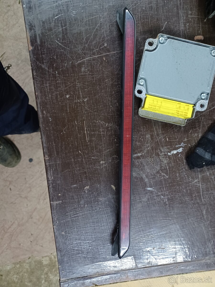 Prídavné brzdové svetlo na passat b5.5 - 6