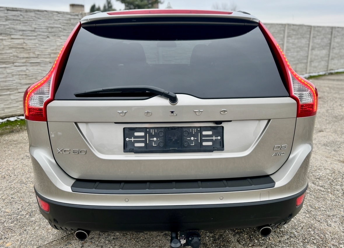 VOLVO XC60 2.4 D3 AWD SUMMUM •Ťažné •Manuál •Panorama - 6