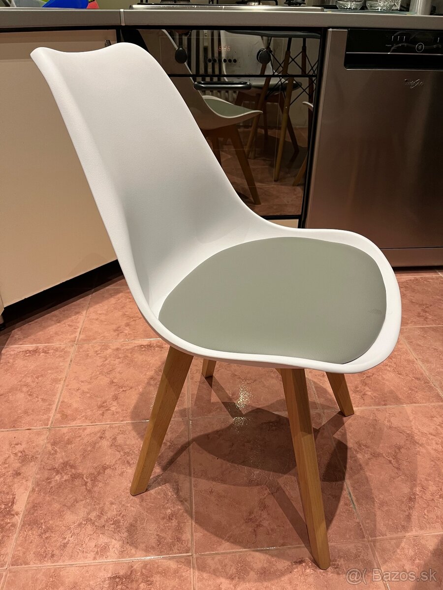 Kuchynsky stol a 4 stolicky - 6