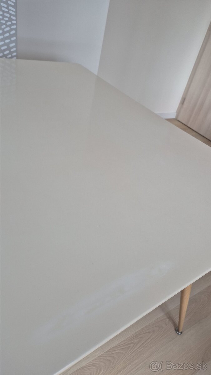 Biely kuchynský stôl – pekný stav (1 drobný škrabanec) - 6