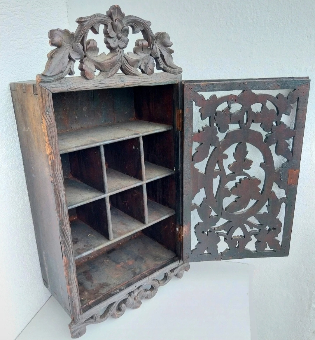 STAROŽITNÁ RUČNÁ DREVOREZBA / ÚLOŽNÁ SKRINKA / 19 x 36 x 67 - 6