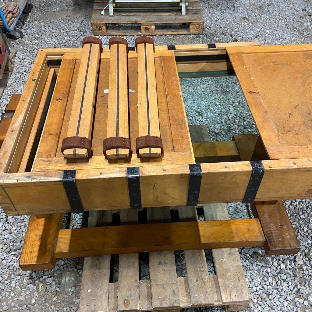 Masívny vitrínový stôl - 6