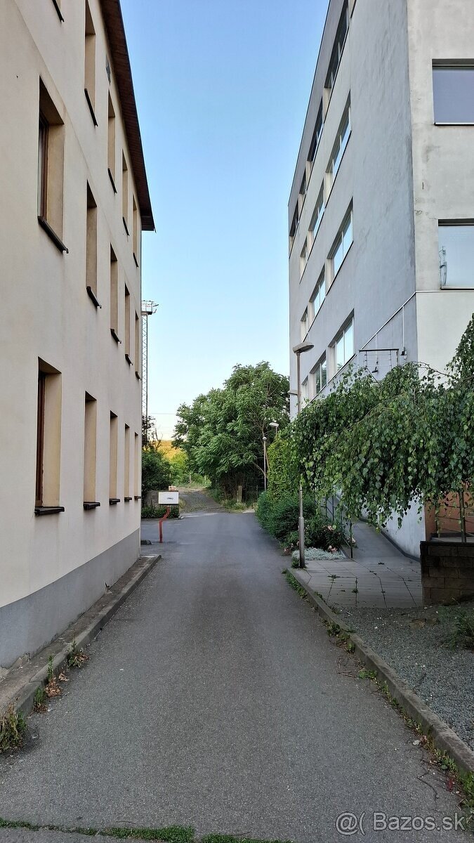 Prenajmem suchú peknú veľkú garáž KE Juh Krivá ul. po rekonš - 6