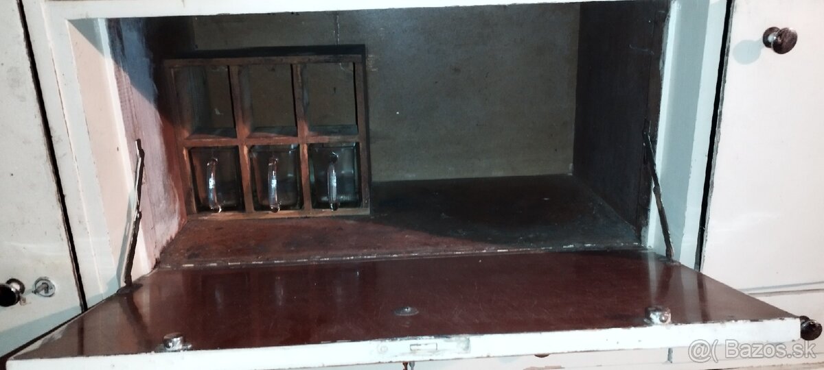 Starodávny kredenc - 6