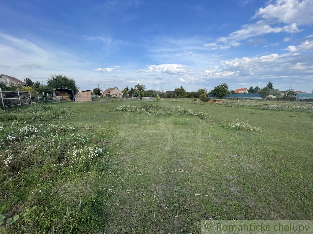 Priestranný stavebný pozemok s malým domčekom v kľudnej ča - 6