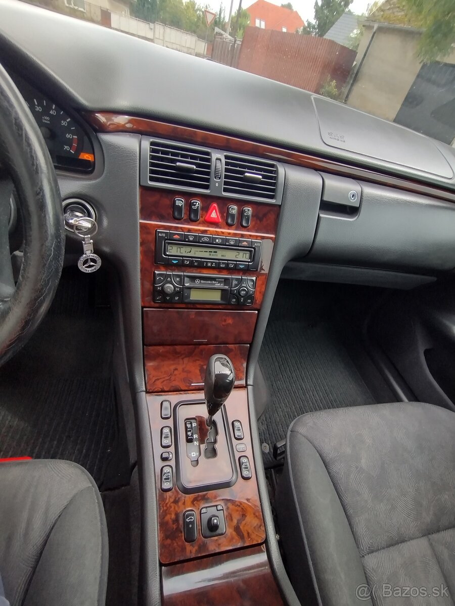 Predám Mercedes Benz E320i 4-Matic automat - 6