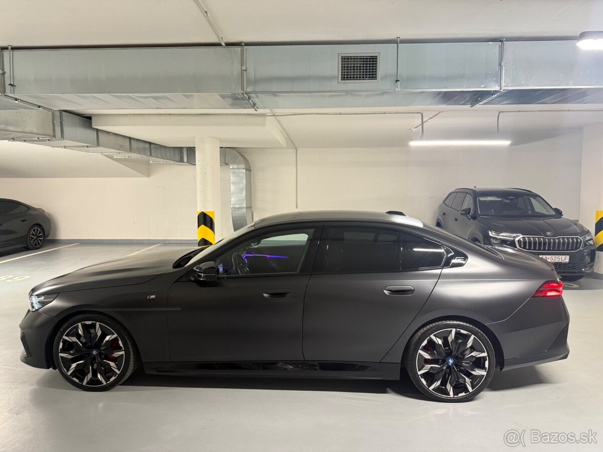 BMW i5 M60 xDrive B&W - 6