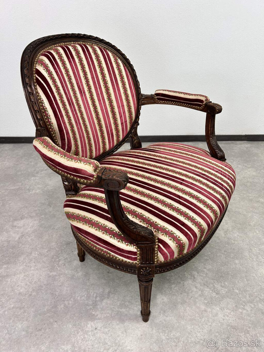 masívne široké kreslo v honosnom klasiciznom štýle - 6