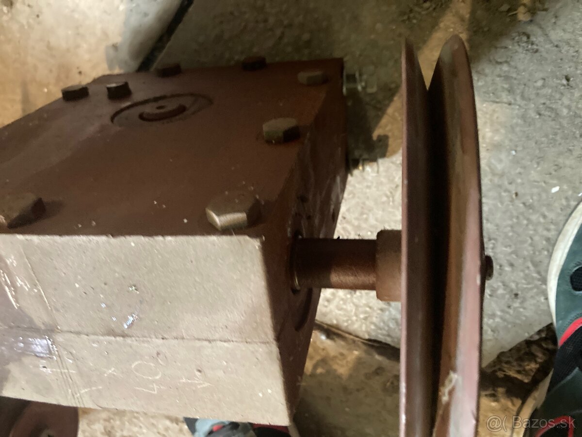 Predám 3 f.el.motor a prevodovku 40/1 - 6