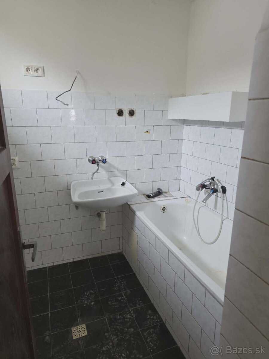 Ponúkame na predaj rod.dom v Kolárove - 6