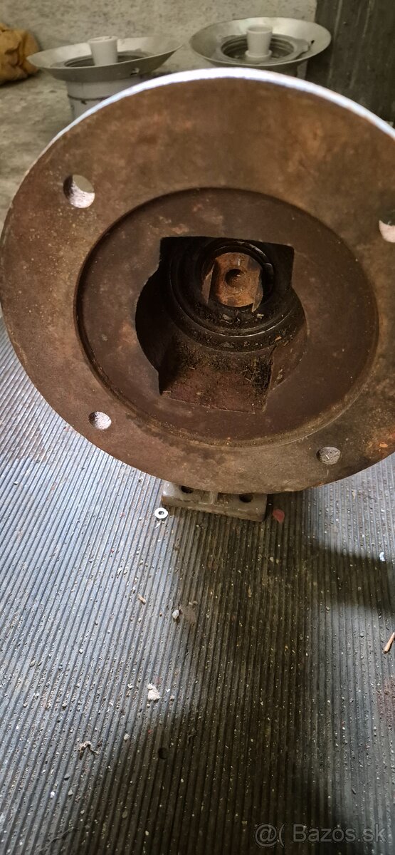 Predám uhlovú prevodovku v pomere 10 ku 1 - 6