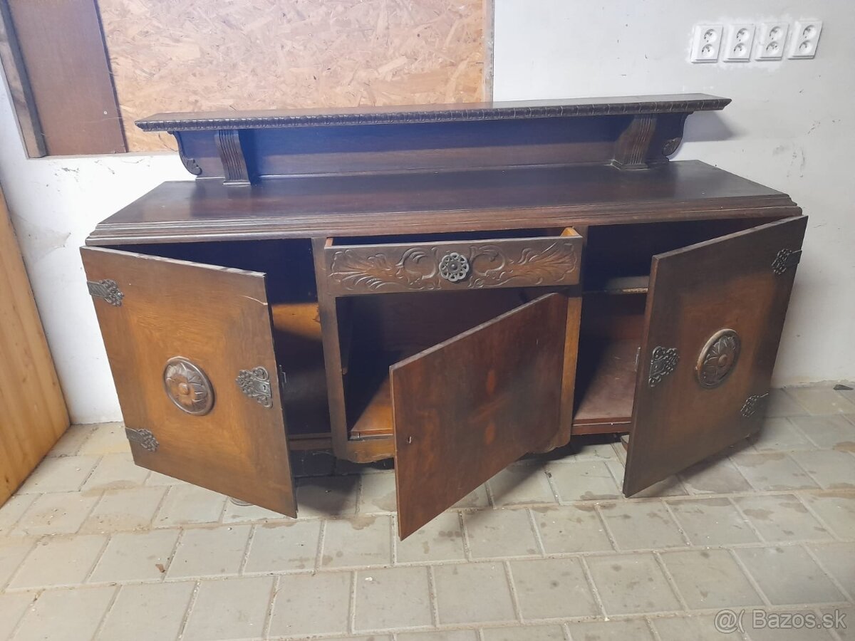 Stará dubová komoda s řezbářskými prvky - 6