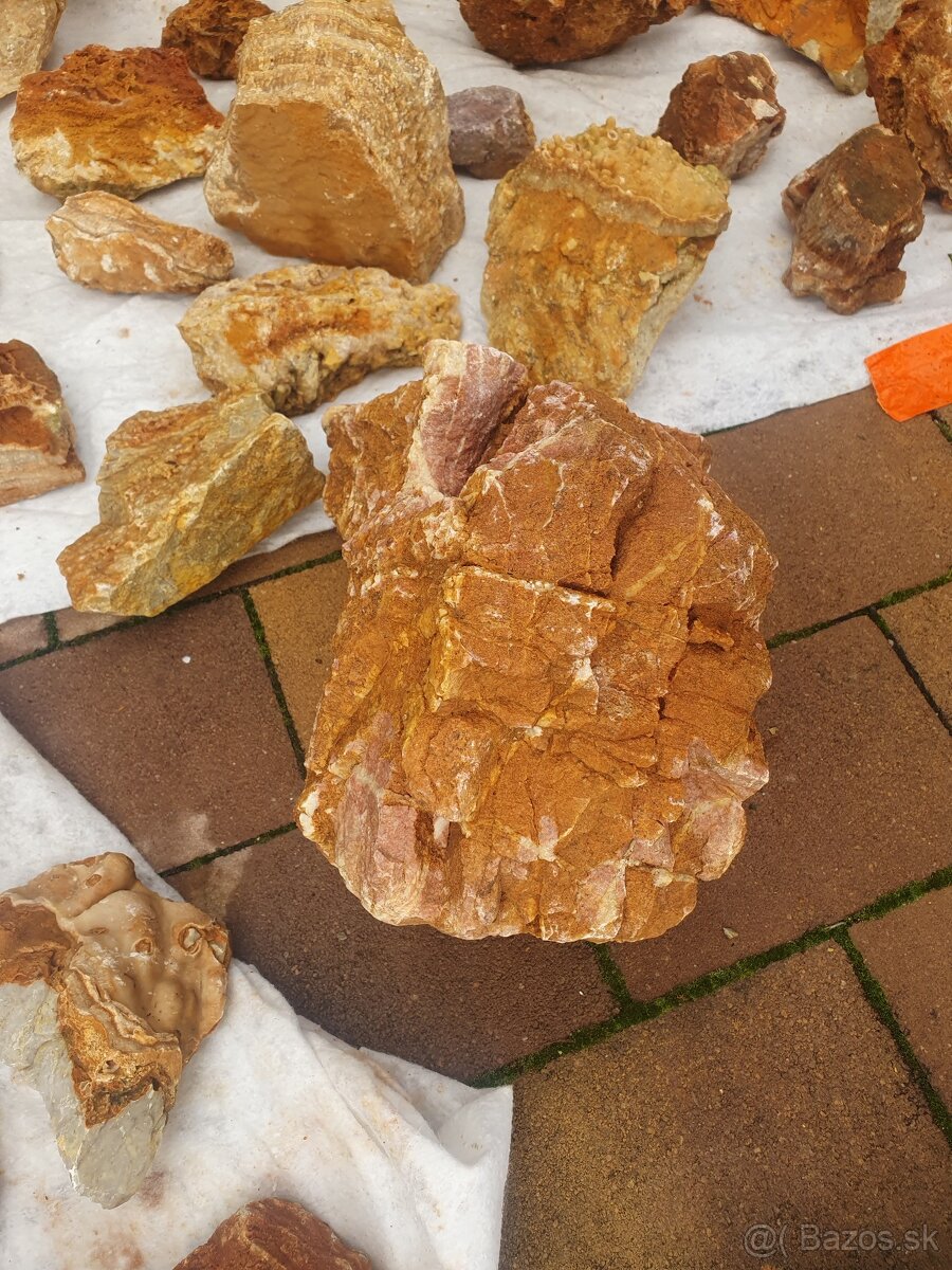 Predám okrasný kameň Vapenec s kryštálom - 6