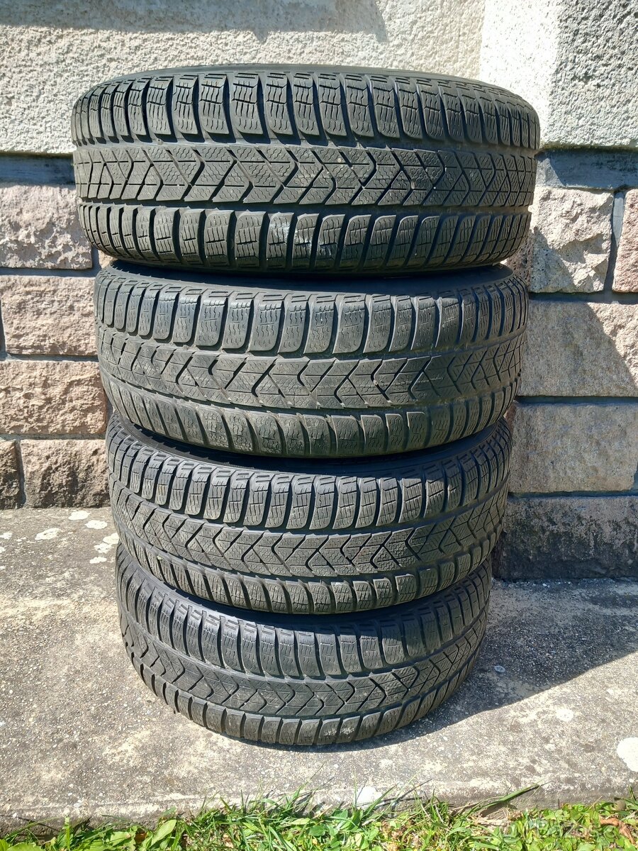 Predám zimné komplety VW 215/60 R16 s pneu Pirelli,puklicami - 6