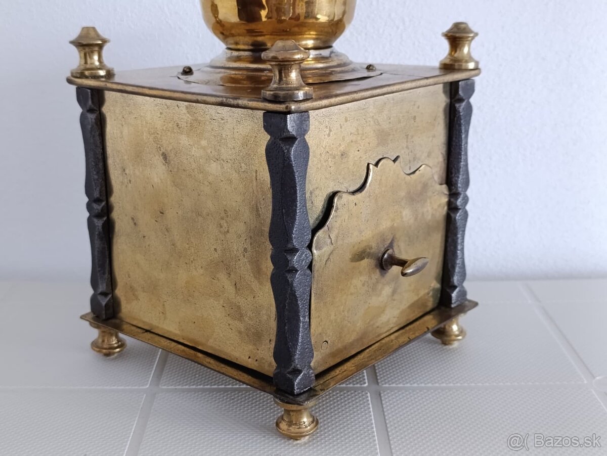 Krásný starožitný mlyncek na kavu, ručně kované sloupky. - 6