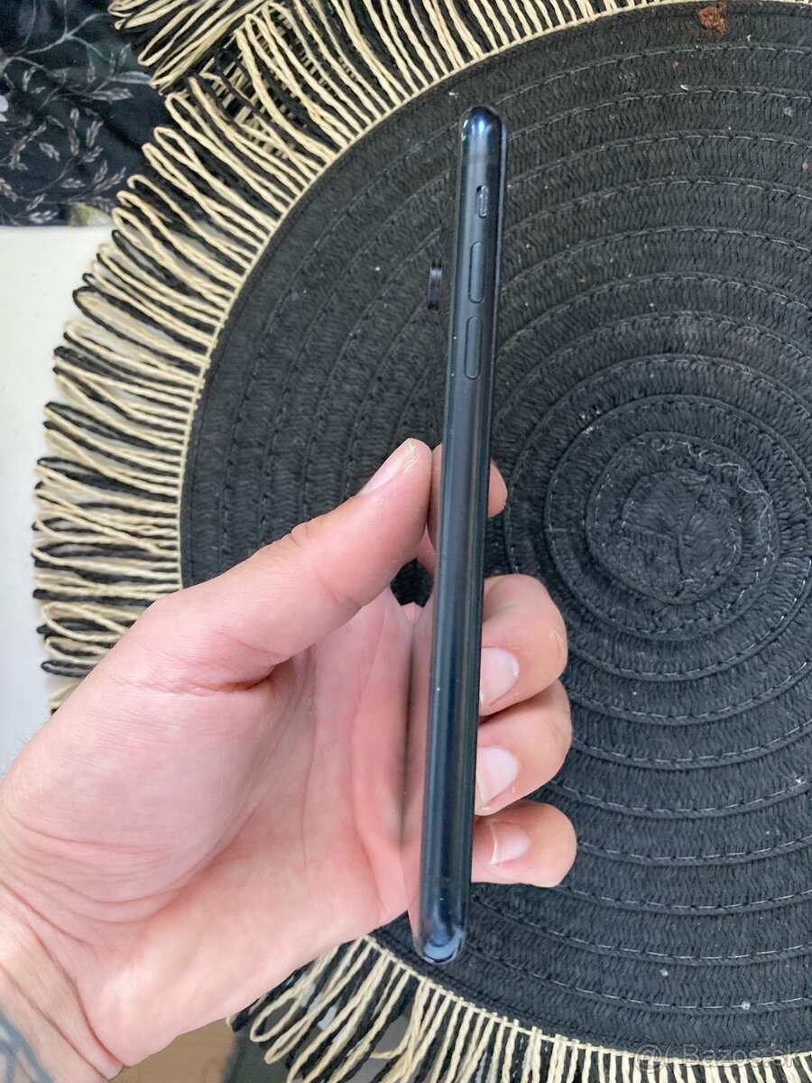 Apple iPhone XR - 6