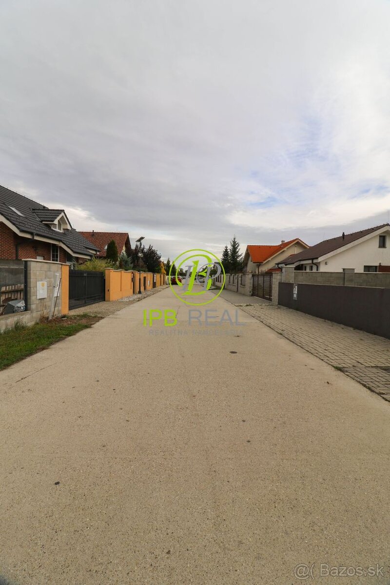 Stavebný pozemok pri jazere so súkromným prístupom k vode v - 6