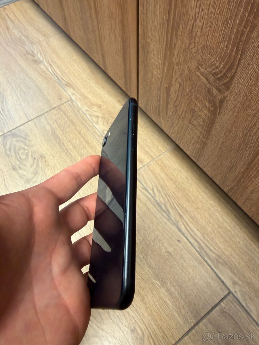 Apple iPhone SE 2022 64GB tmavomodrý - 6