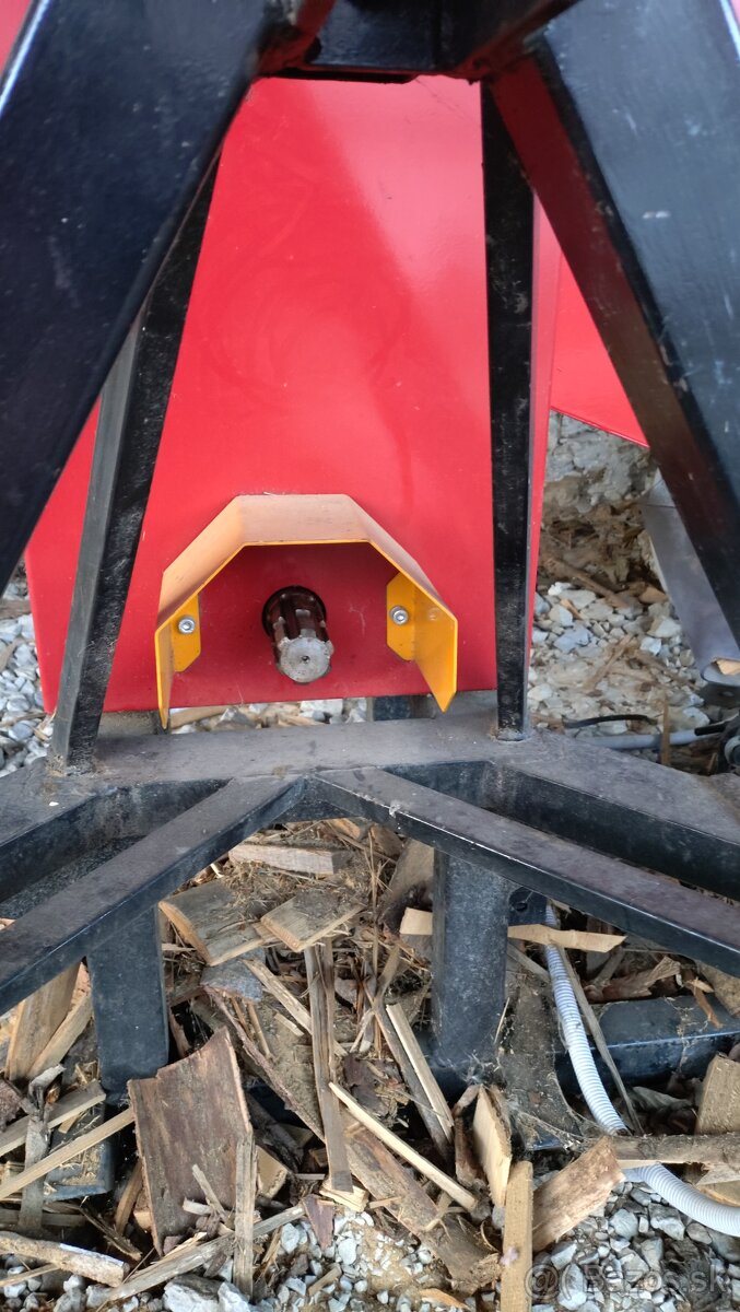 Špalíkovač , štiepkovač za traktor do 16cm - 6
