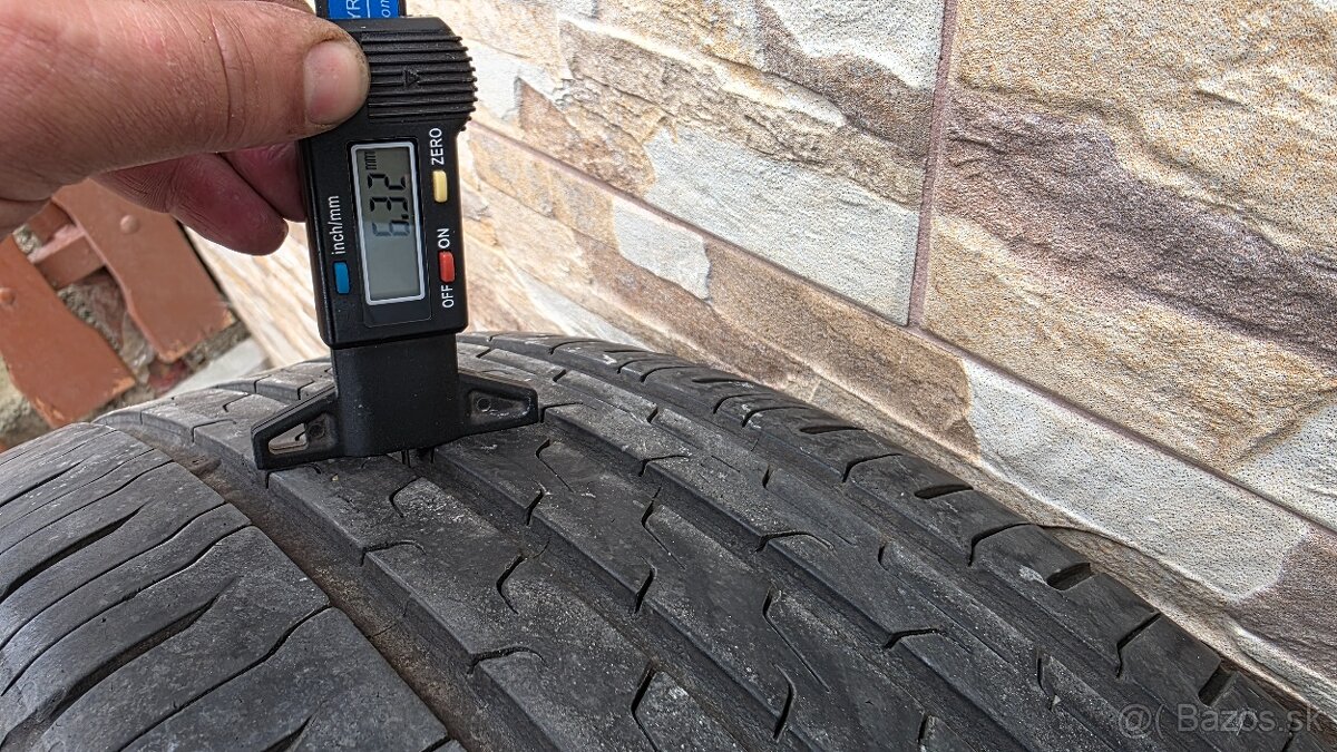 Predám 2xletné pneu 215/55r17 Continental - - 6