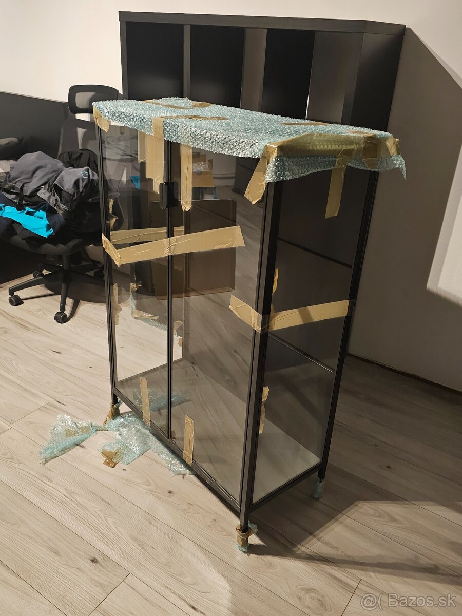 IKEA čierna vitrína - 6