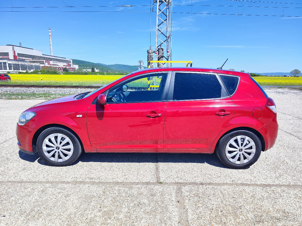Kia Cee´d 1.6 CRDi VGT LX ISG - 6