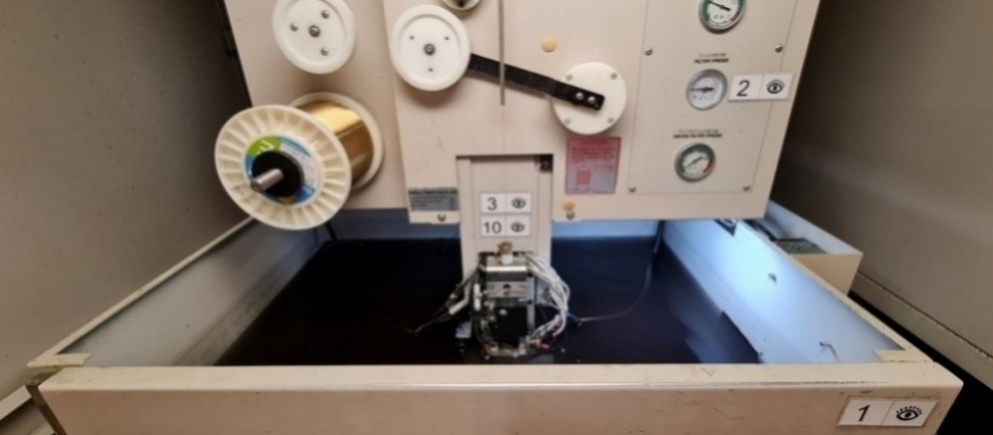 HITACHI 254 Y/FF3, rok výroby 2003, drátová řezačka - 6