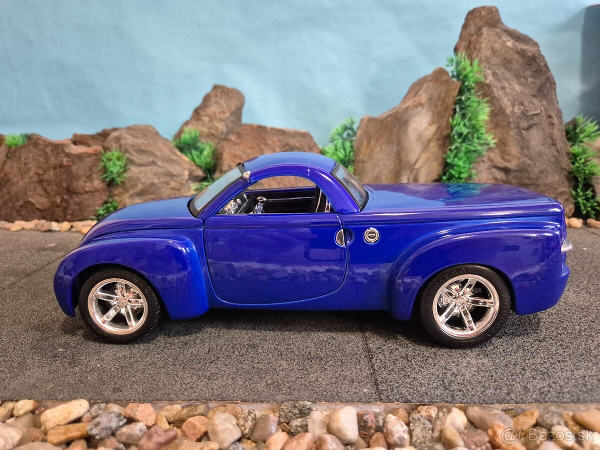 Prodam model 1:18 chevrolet SSR - 6