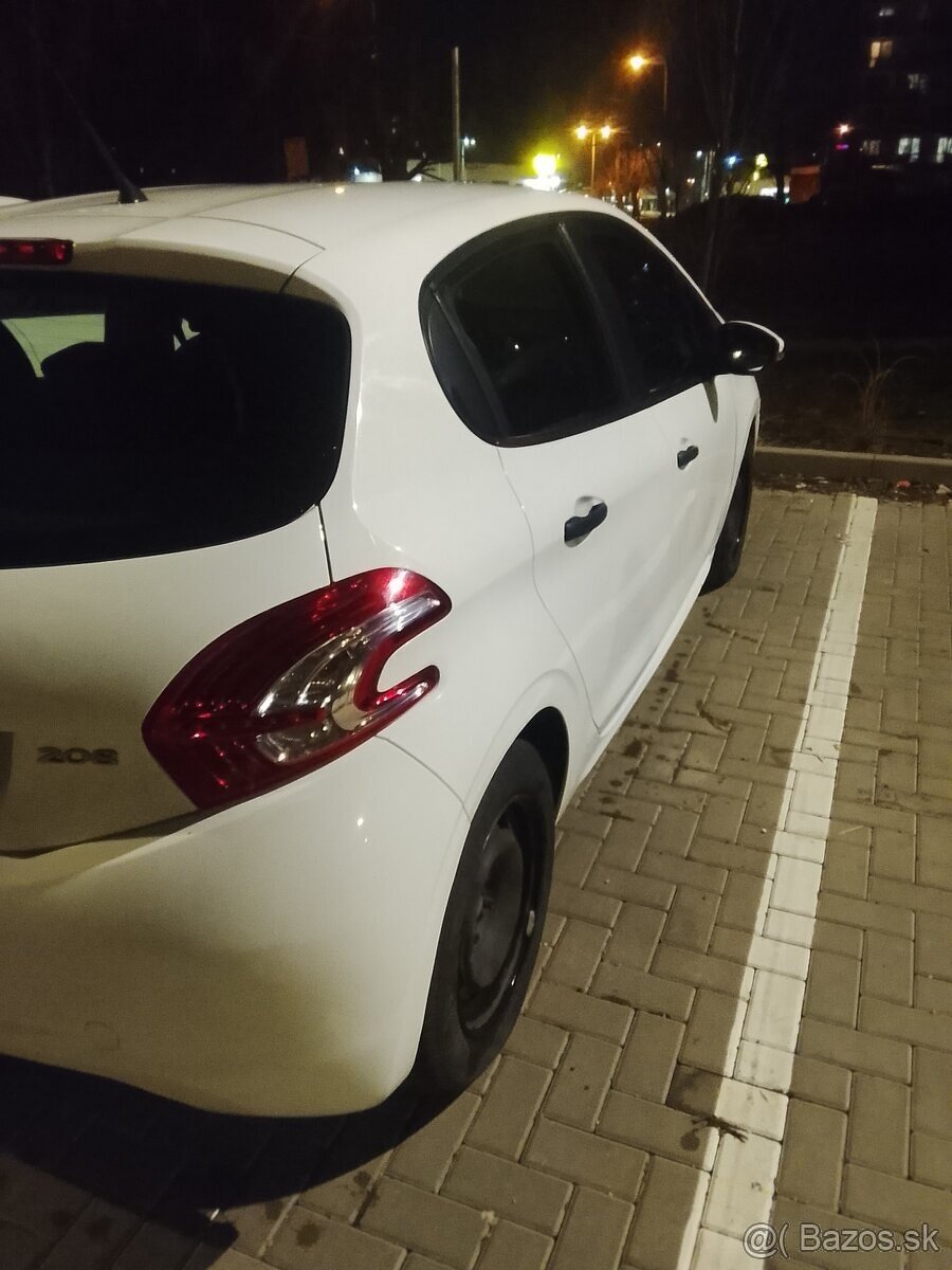 Peugeot 208 1.0 - 6