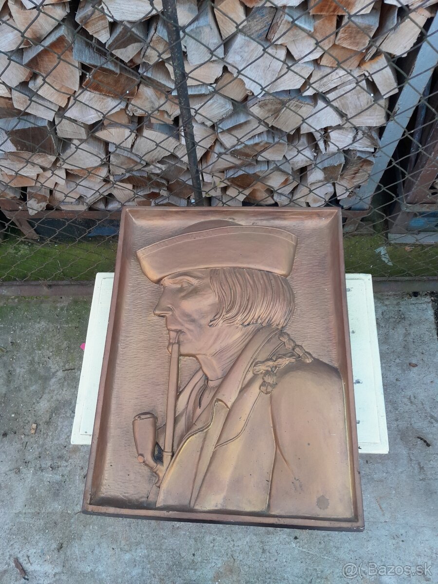Predám -nástenný reliéf Bača s fajkou - 6