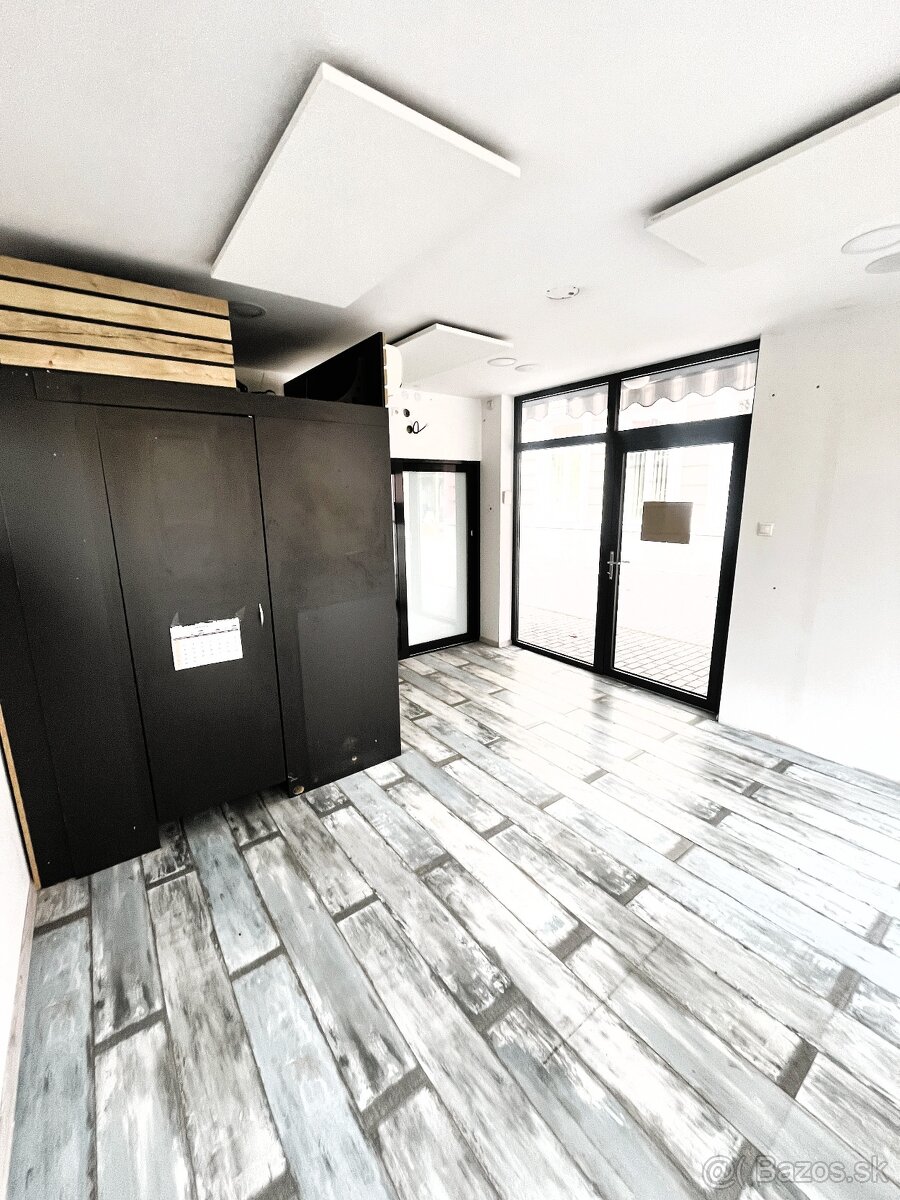 Na prenájom presklený priestor v centre Lučenca - 6