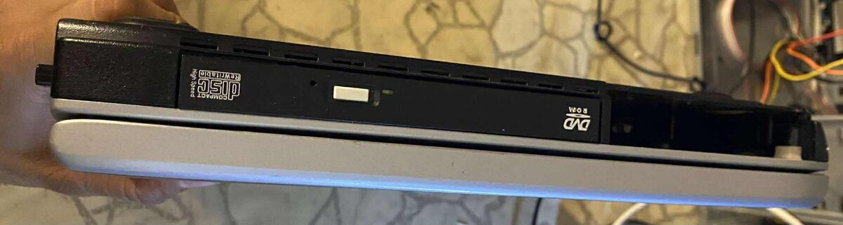 Predám starý notebook z win xp Intel cereon m 756 mb ram 40 - 6