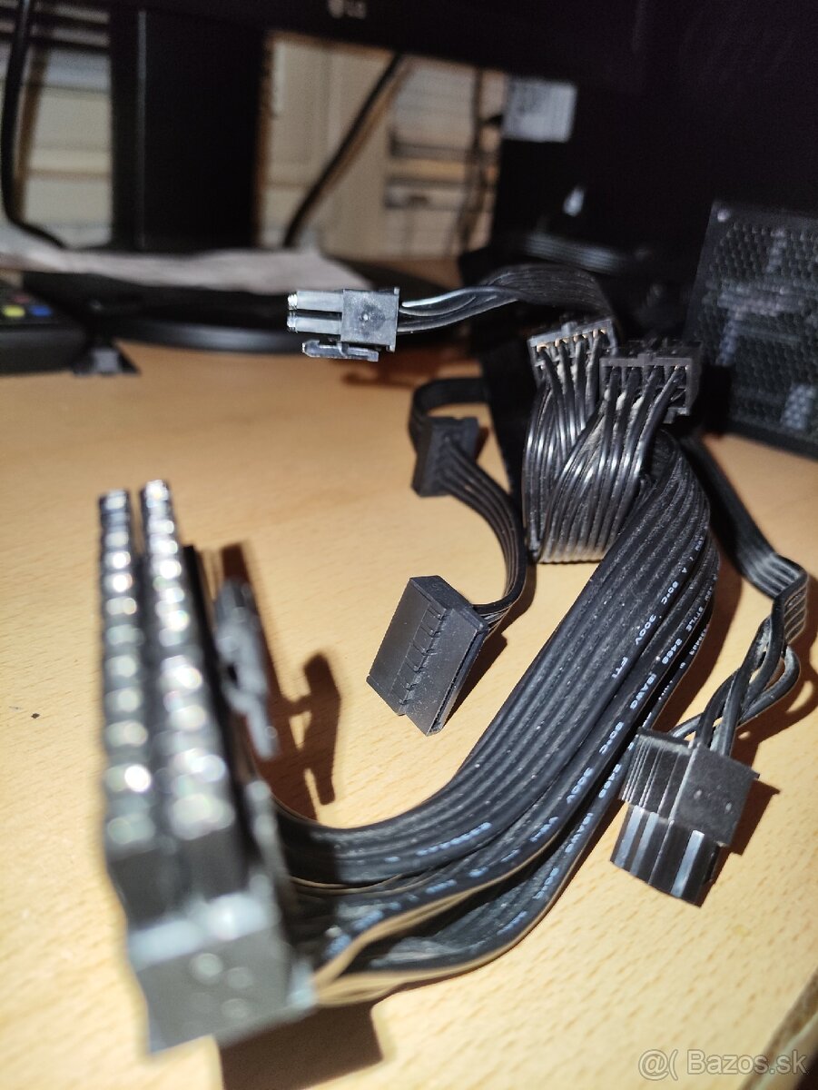 GIGABYTE UD750GM - 750W Gold (Plne modulárny) - 6