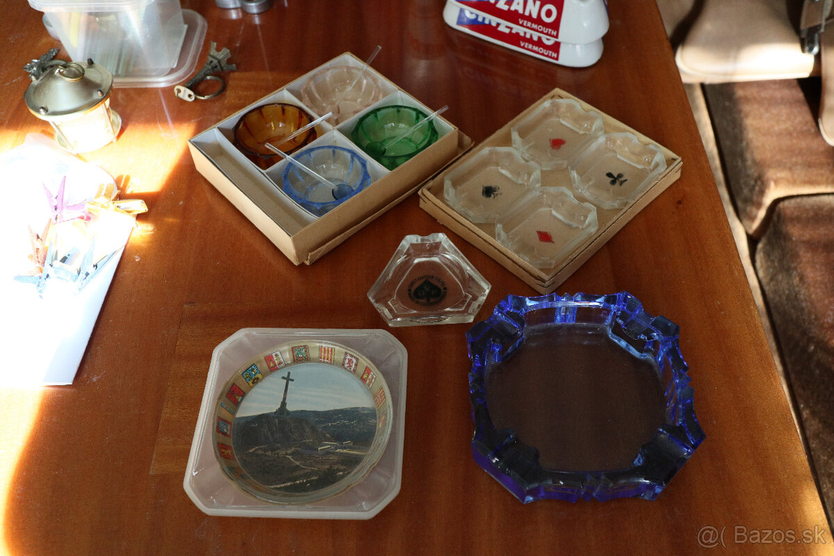 Hutné sklo - vázy, dózy, popolníky, poháre - 6