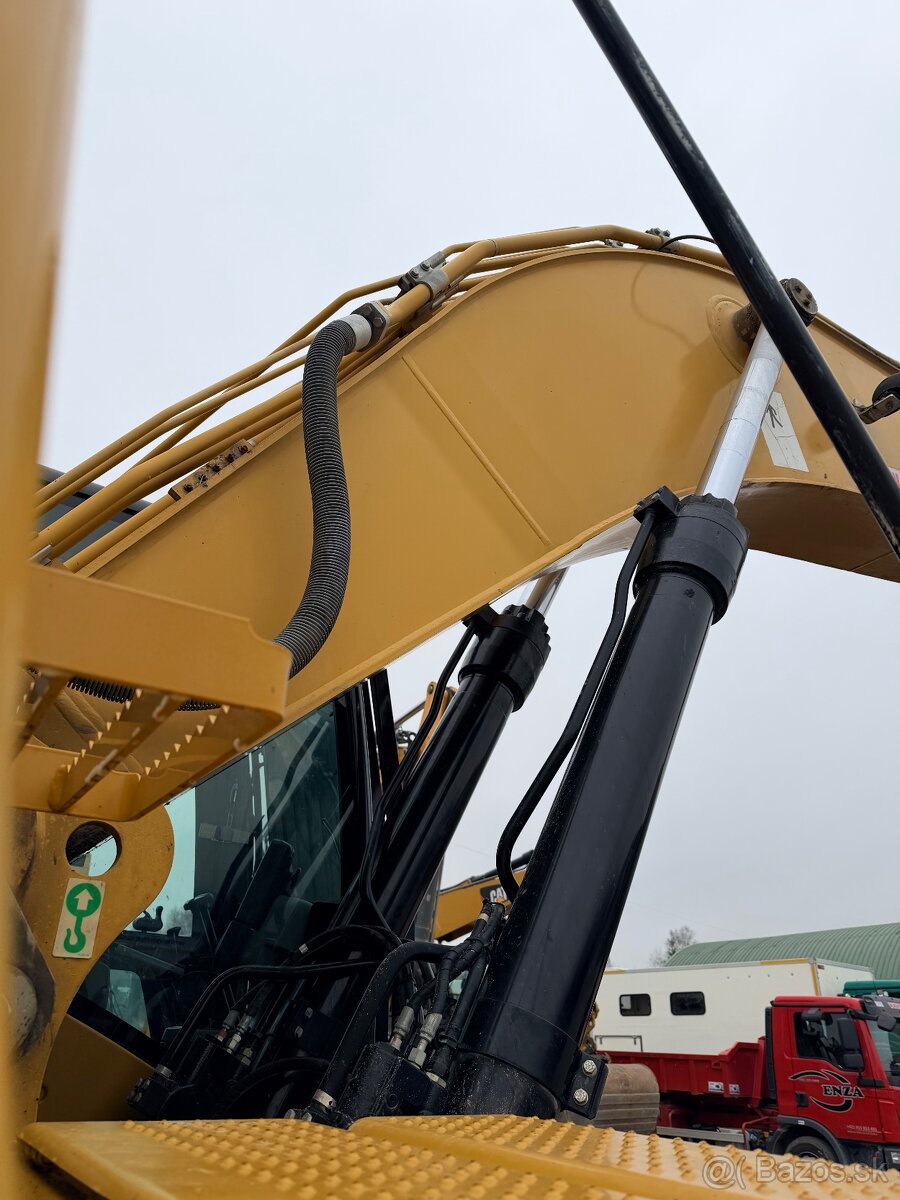 Pásové rýpadlo/bager Caterpillar 329D 30t. - 6