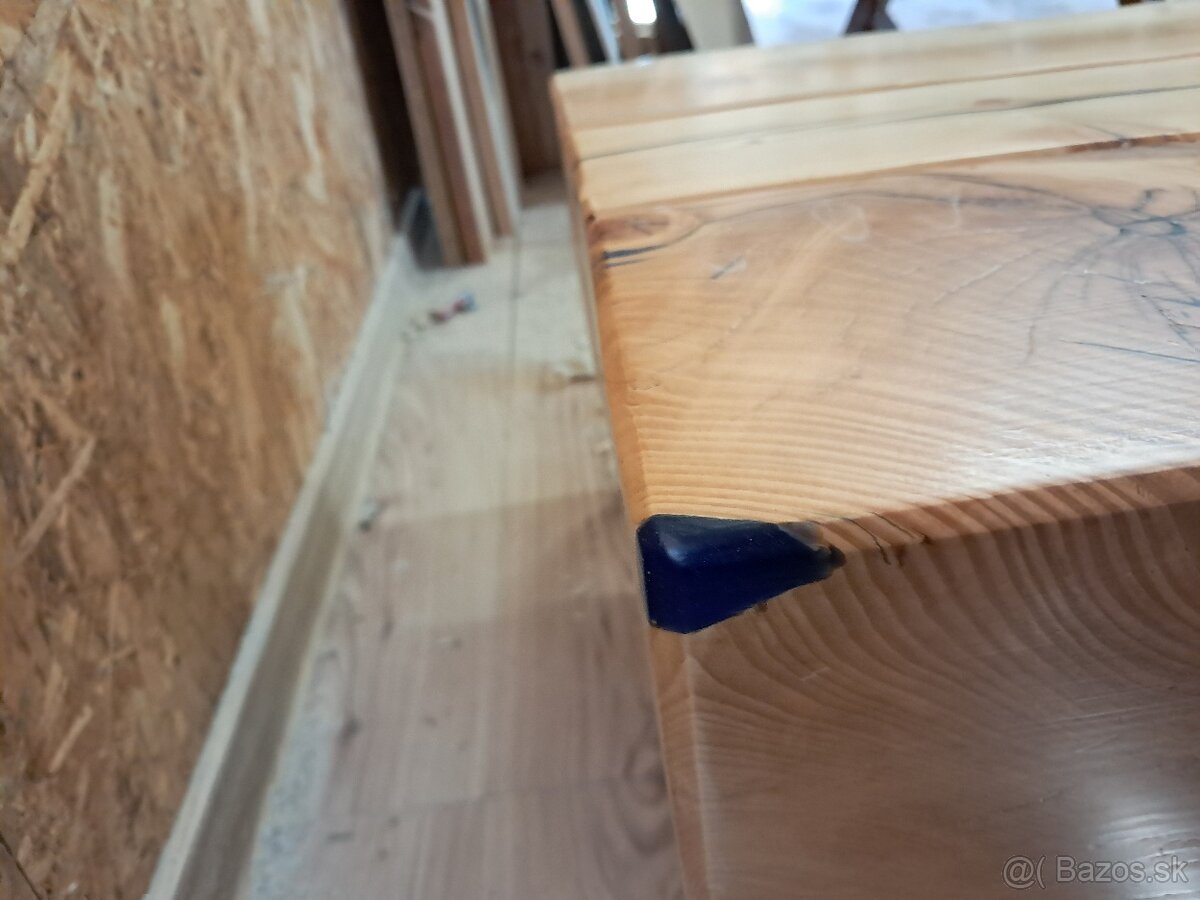 Drevený stolik so živicou - 6