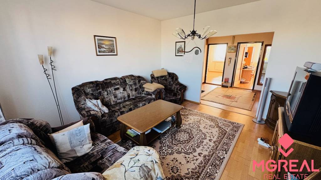 Na predaj 4 i byt s loggiou a výťahom 82 m2 v Prievidzi - 6