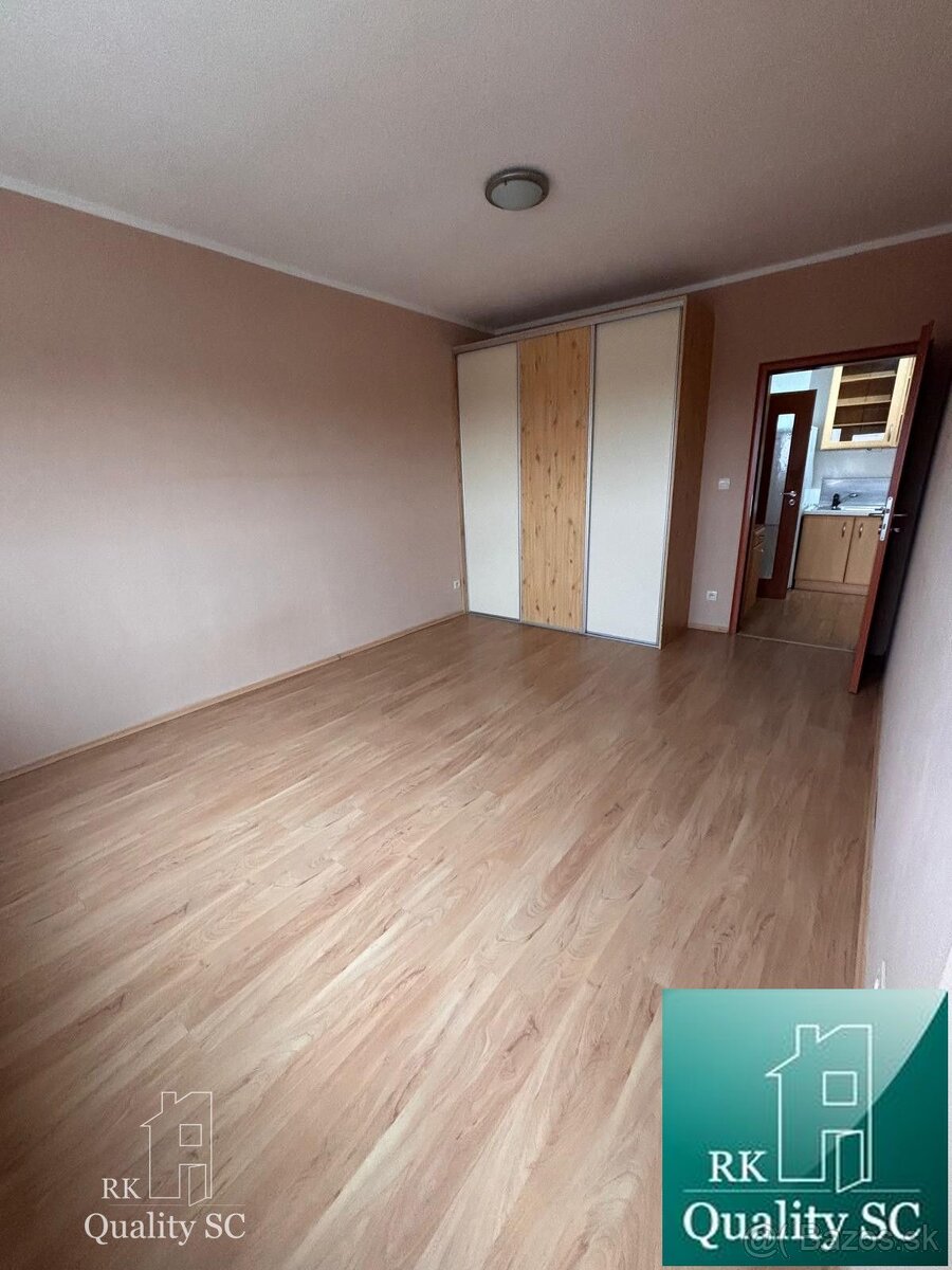 SENEC - NA PREDAJ 2 izbový byt s vlastným parkovaním, pri St - 6