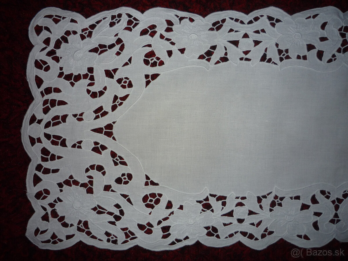 Obrus ozdobený paličkovanou čipkou + výšivka RICHELIEU - 6
