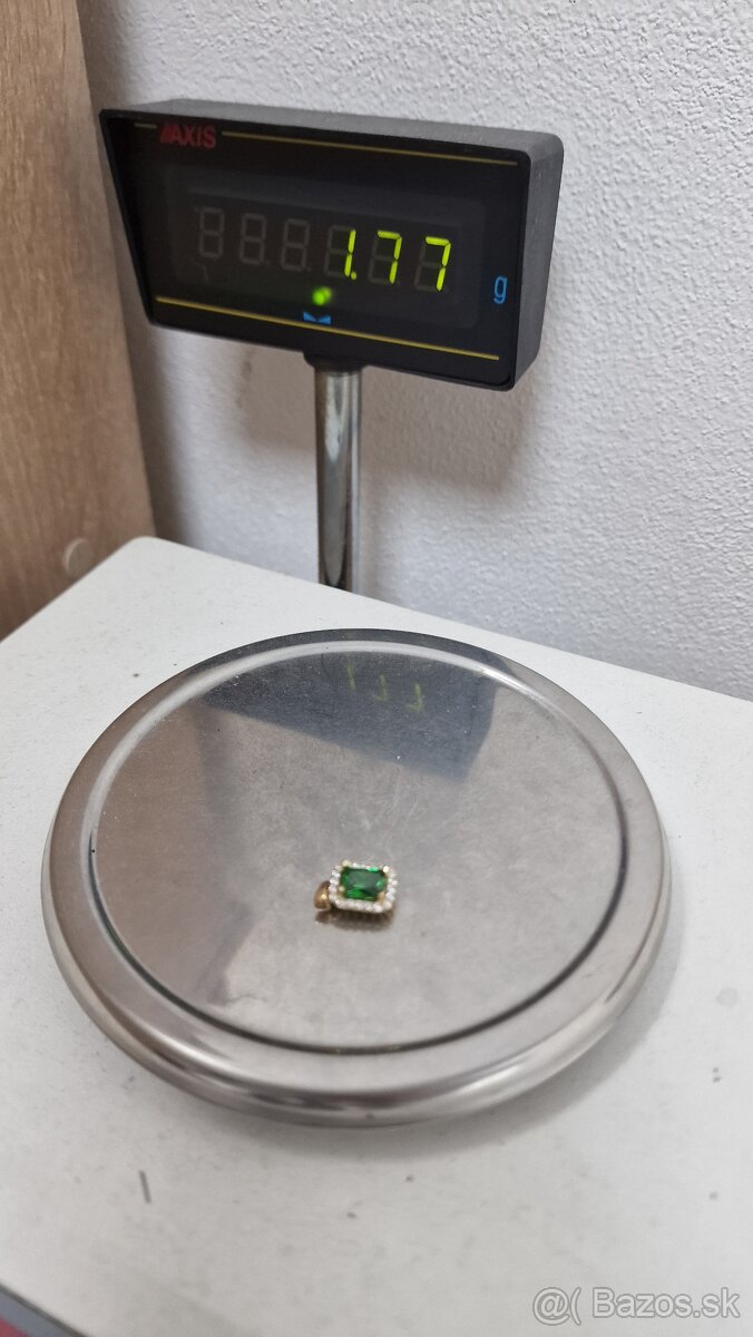 Zlatý náhrdelník so zeleným kameňom - 6