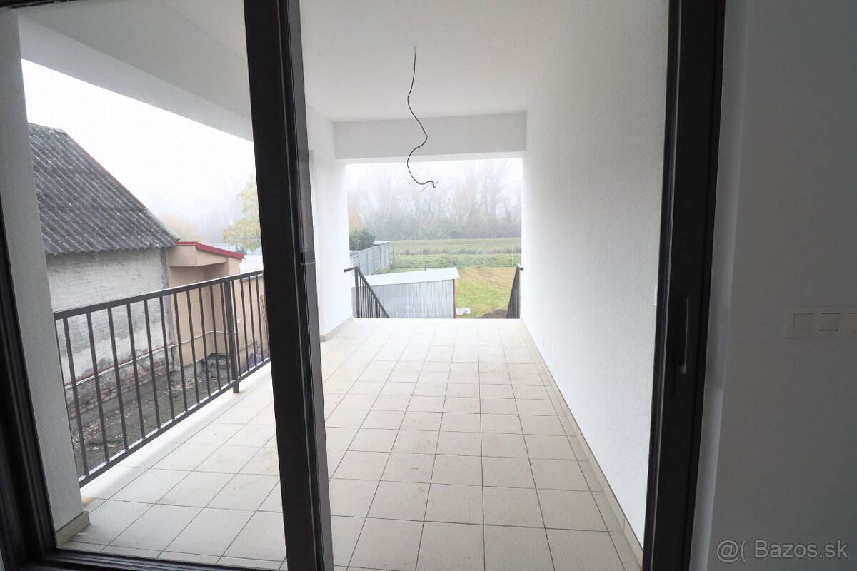 MODERNÝ DVOJDOM V POVODE- VEĽKÝ POZEMOK - 6